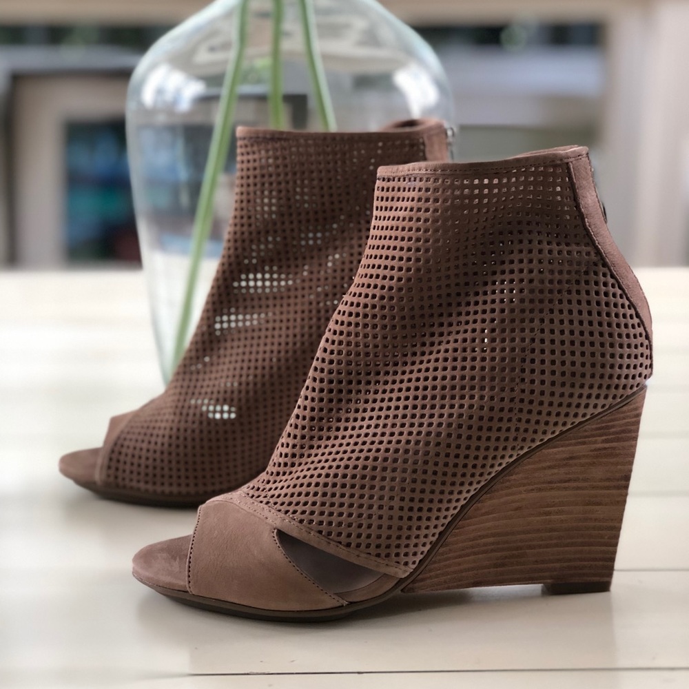 Like New! Pelle Moda Latte Nubuck